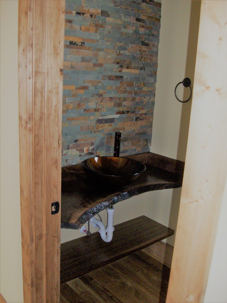 Exemple d'une petite salle d'eau craftsman avec un carrelage multicolore, des carreaux en allumettes, un mur beige, parquet foncé, une vasque et un plan de toilette en bois.