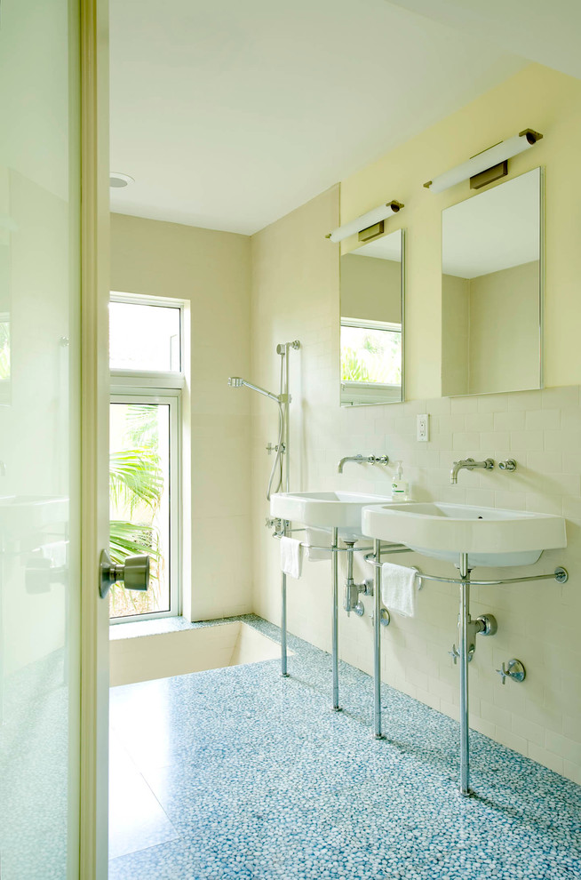 Retro Badezimmer mit offener Dusche, offener Dusche und blauem Boden in Miami