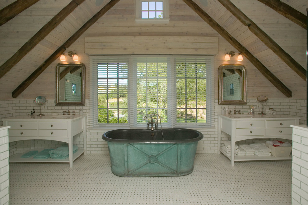 Идея дизайна: главная ванная комната в стиле кантри с врезной раковиной, плоскими фасадами, белыми фасадами, отдельно стоящей ванной, белой плиткой и плиткой кабанчик