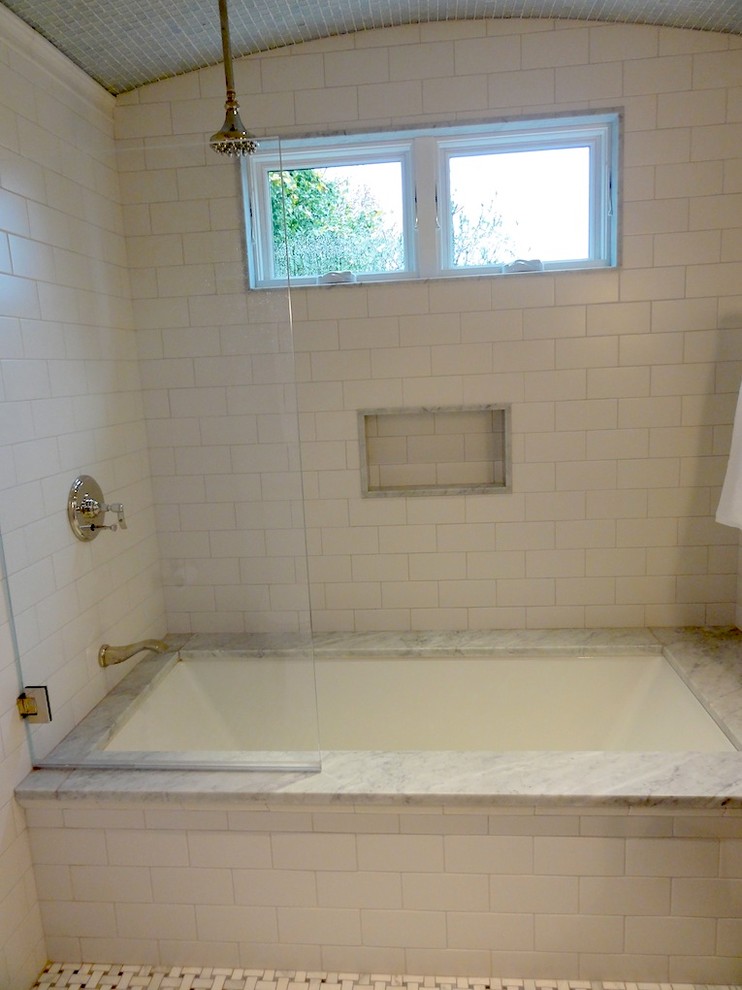 Идея дизайна: ванная комната в современном стиле с открытым душем, керамической плиткой, полом из мозаичной плитки и накладной ванной