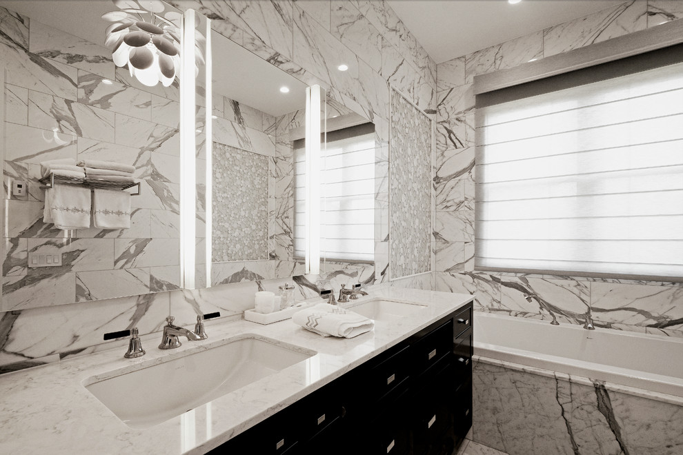 Inspiration för moderna en-suite badrum, med svarta skåp, ett platsbyggt badkar, flerfärgad kakel och ett undermonterad handfat