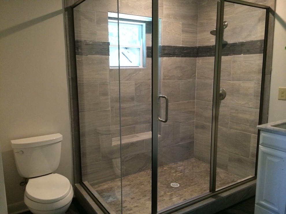 Idee per una stanza da bagno padronale minimalista di medie dimensioni con ante con bugna sagomata, ante bianche, doccia ad angolo, WC a due pezzi, pareti beige, lavabo sottopiano e top in quarzite