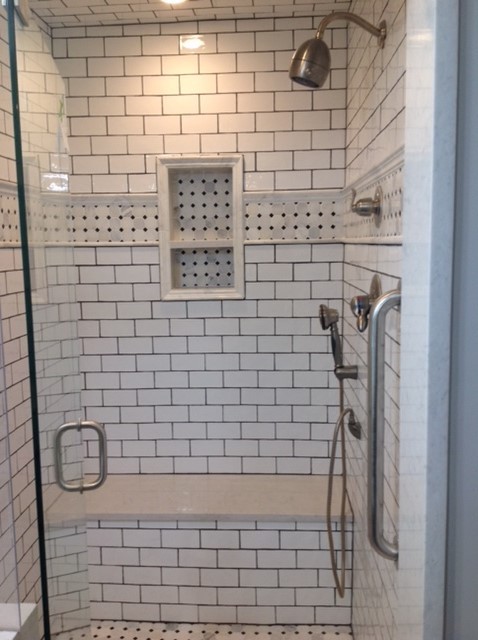 Пример оригинального дизайна: главная ванная комната в стиле кантри с фасадами с выступающей филенкой, черными фасадами, отдельно стоящей ванной, душем в нише, раздельным унитазом, белой плиткой, плиткой кабанчик, серыми стенами, полом из керамогранита, врезной раковиной, столешницей из искусственного кварца, серым полом и душем с распашными дверями