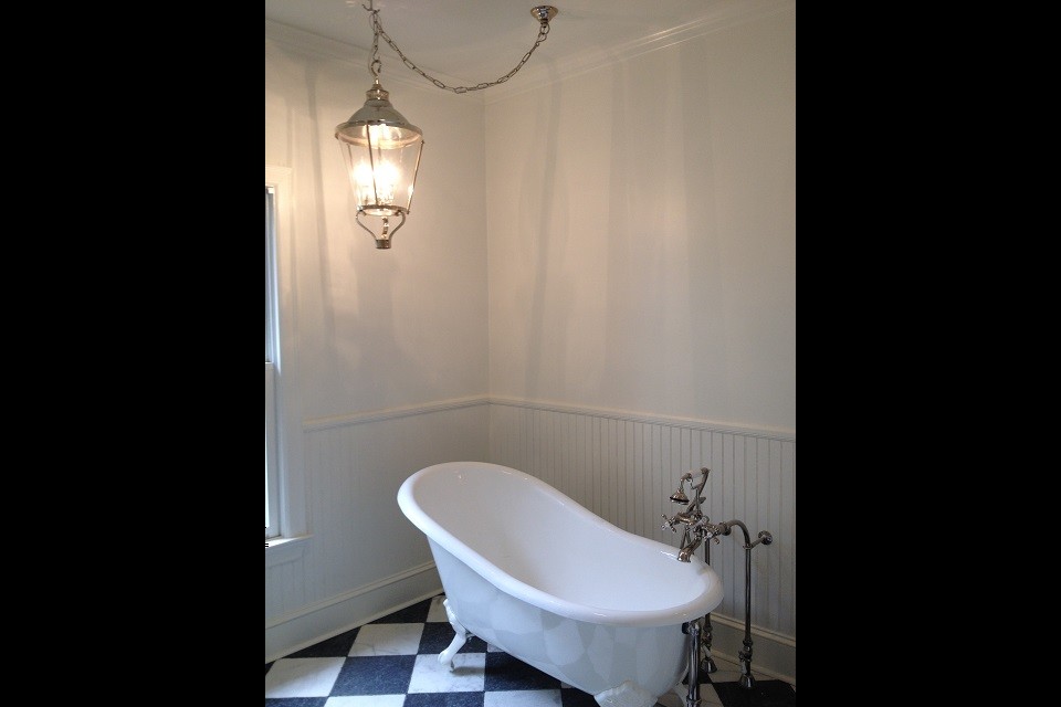 Inspiration för mellanstora klassiska en-suite badrum, med ett konsol handfat, ett badkar med tassar, en dusch i en alkov, en toalettstol med separat cisternkåpa, vit kakel, tunnelbanekakel, vita väggar och marmorgolv