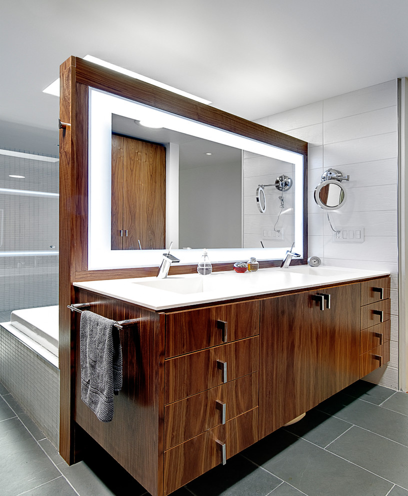 Inspiration pour une grande salle de bain principale design en bois foncé avec un lavabo intégré, un placard à porte plane, un carrelage blanc, des carreaux de céramique, un mur blanc et un sol en ardoise.