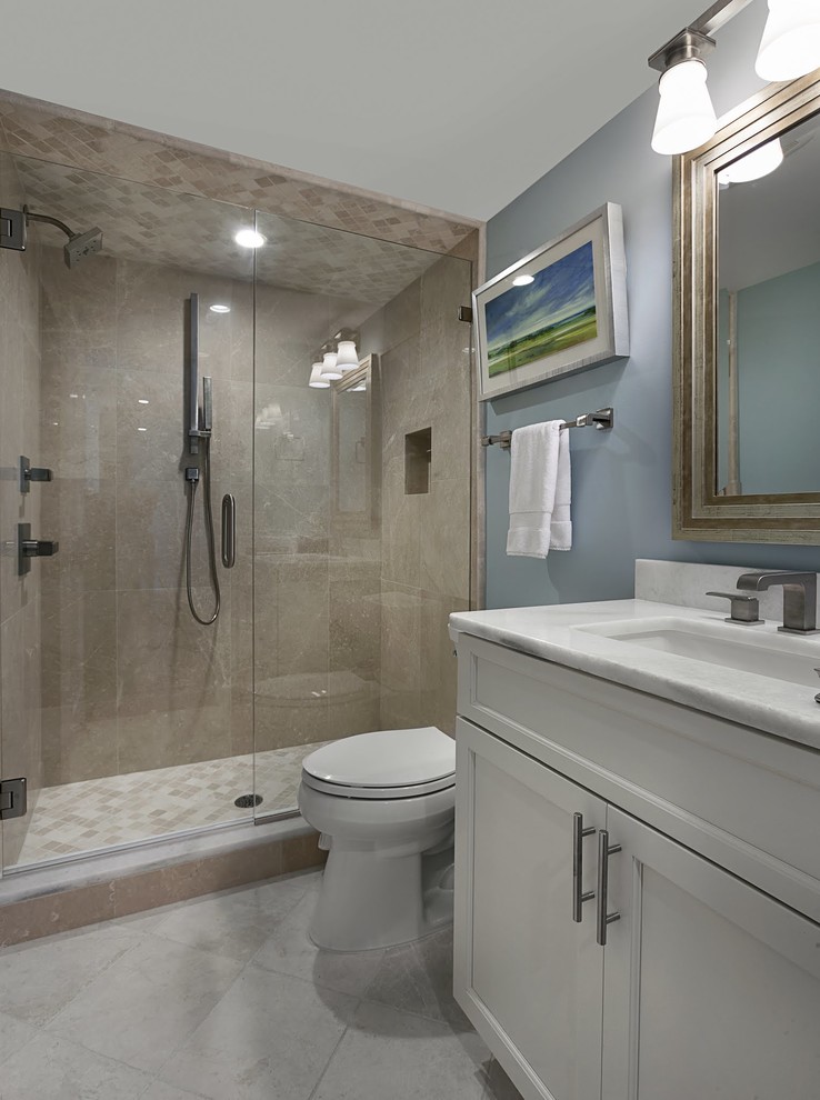Идея дизайна: большая главная ванная комната в современном стиле с фасадами с утопленной филенкой, белыми фасадами, душем в нише, раздельным унитазом, серыми стенами, врезной раковиной и мраморной столешницей