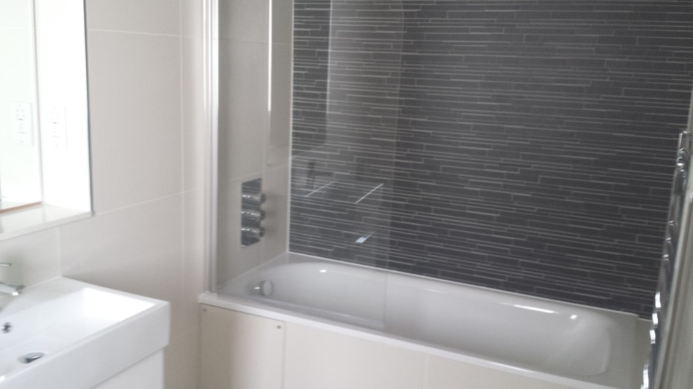 Mittelgroßes Modernes Badezimmer En Suite mit flächenbündigen Schrankfronten in London