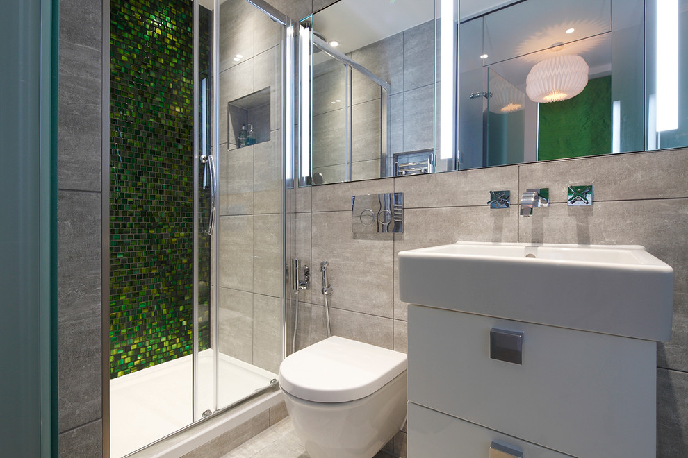 Idéer för funkis badrum, med grön kakel, mosaik och klinkergolv i keramik