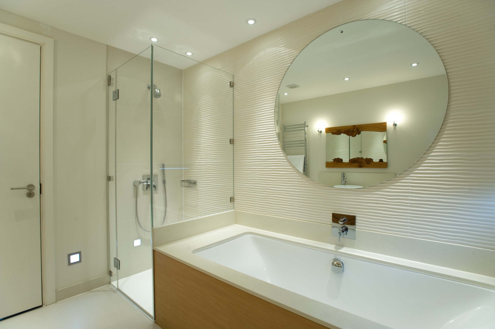 Foto de cuarto de baño costero grande con ducha esquinera, ducha con puerta con bisagras, bañera encastrada y suelo de piedra caliza