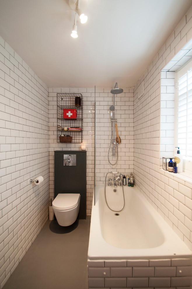 Idées déco pour une salle de bain longue et étroite éclectique avec un combiné douche/baignoire, un carrelage blanc et un carrelage métro.