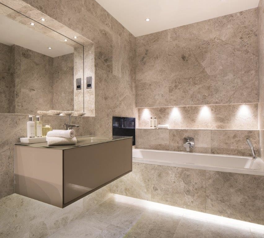 Immagine di una stanza da bagno padronale minimalista di medie dimensioni con ante marroni, vasca da incasso, piastrelle beige, piastrelle in gres porcellanato, pareti beige, pavimento in gres porcellanato e lavabo sospeso