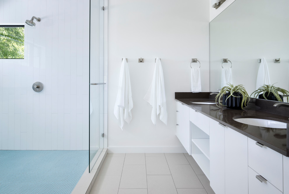 Inspiration för ett litet vintage en-suite badrum, med släta luckor, vita skåp, en öppen dusch, vit kakel, keramikplattor, vita väggar, klinkergolv i keramik, ett undermonterad handfat, bänkskiva i kvarts och med dusch som är öppen