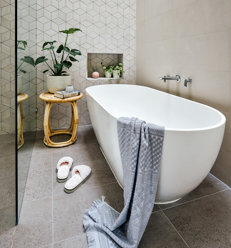 Modernes Badezimmer mit freistehender Badewanne, offener Dusche, beigen Fliesen, Keramikfliesen, beiger Wandfarbe, Keramikboden, grauem Boden und offener Dusche in Melbourne