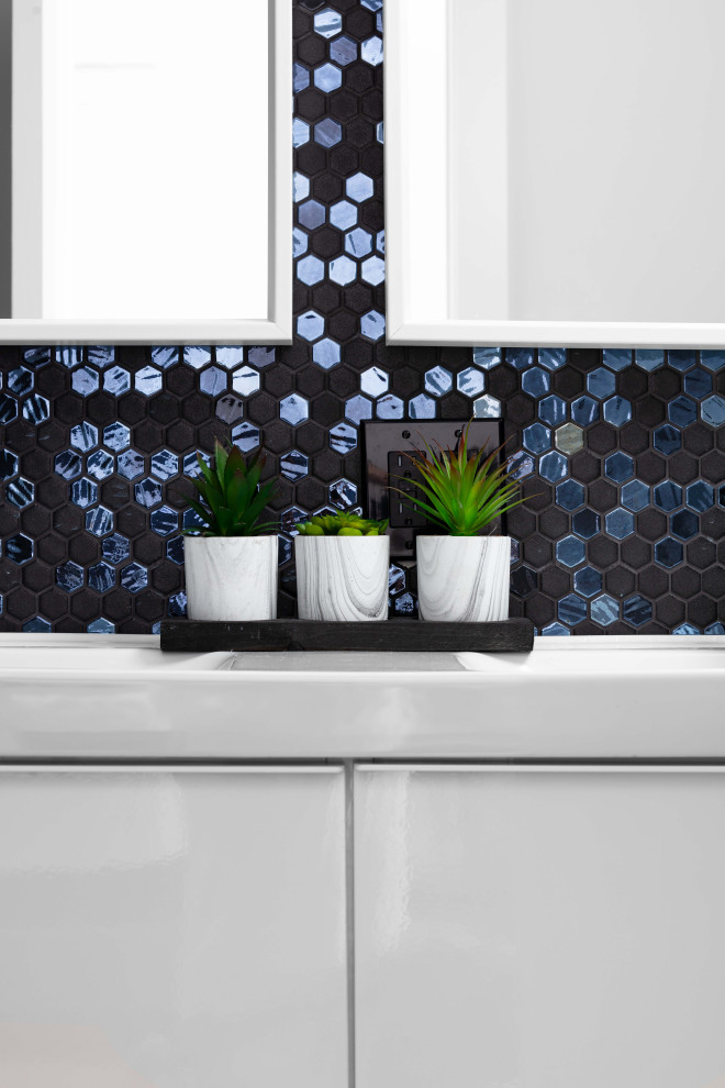 Источник вдохновения для домашнего уюта: большая главная ванная комната в современном стиле с плоскими фасадами, белыми фасадами, душем в нише, унитазом-моноблоком, черной плиткой, плиткой мозаикой, черными стенами, полом из керамогранита, монолитной раковиной, синим полом, душем с раздвижными дверями, белой столешницей, тумбой под две раковины и подвесной тумбой