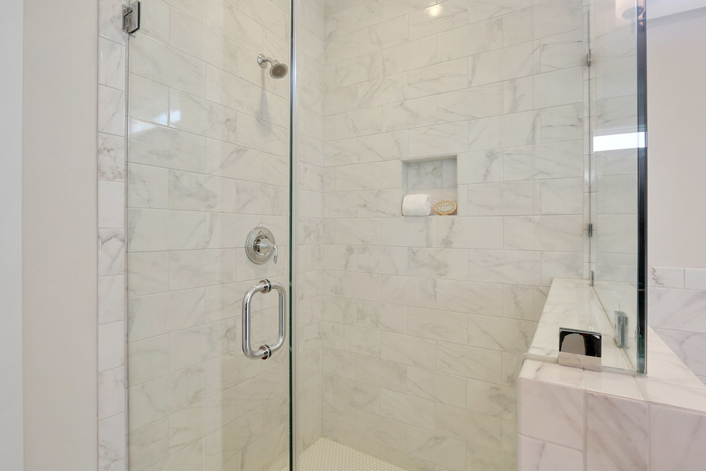 Idéer för ett mellanstort klassiskt en-suite badrum, med skåp i shakerstil, vita skåp, ett platsbyggt badkar, en dusch/badkar-kombination, vit kakel, stenkakel, grå väggar, klinkergolv i keramik, ett undermonterad handfat och granitbänkskiva