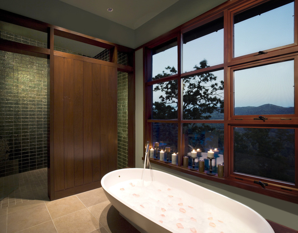 Idéer för ett stort modernt en-suite badrum, med ett fristående badkar, en kantlös dusch, grön kakel, gröna väggar, skåp i mörkt trä, beiget golv och med dusch som är öppen