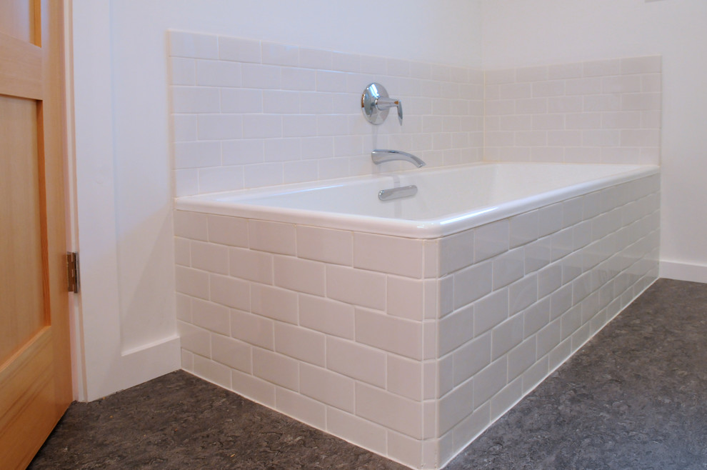 На фото: главная ванная комната в стиле модернизм с накладной ванной, белой плиткой, плиткой кабанчик, белыми стенами, полом из линолеума и серым полом