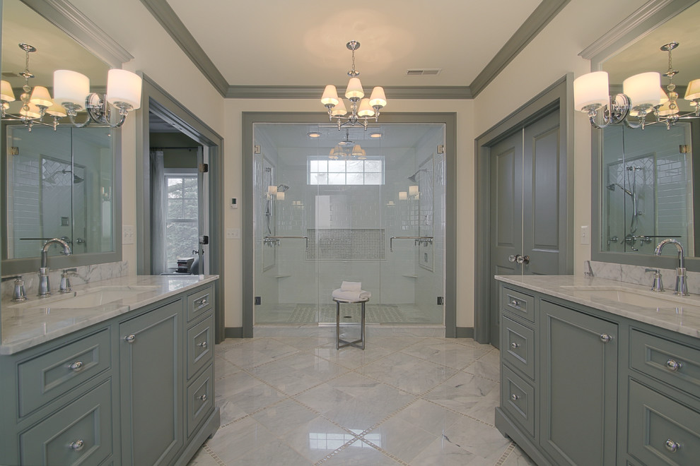 Пример оригинального дизайна: большая главная ванная комната в стиле неоклассика (современная классика) с фасадами с утопленной филенкой, серыми фасадами, душем в нише, серой плиткой, белой плиткой, плиткой из листового камня, белыми стенами, полом из керамической плитки, врезной раковиной и мраморной столешницей