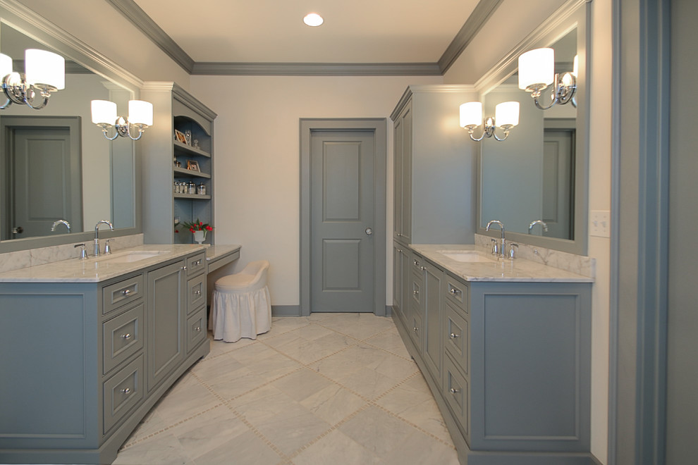Inredning av ett klassiskt stort en-suite badrum, med luckor med infälld panel, grå skåp, grå kakel, vit kakel, stenhäll, vita väggar, klinkergolv i keramik, ett undermonterad handfat, marmorbänkskiva och en dusch i en alkov