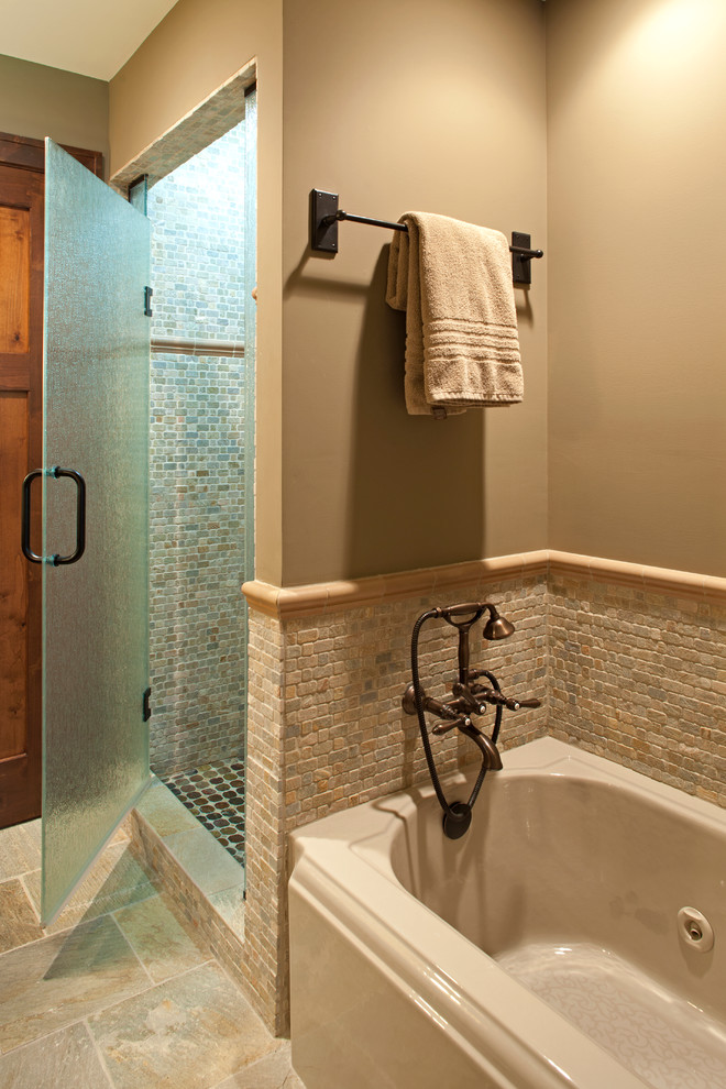Diseño de cuarto de baño campestre grande con lavabo bajoencimera, bañera empotrada, ducha empotrada y paredes beige