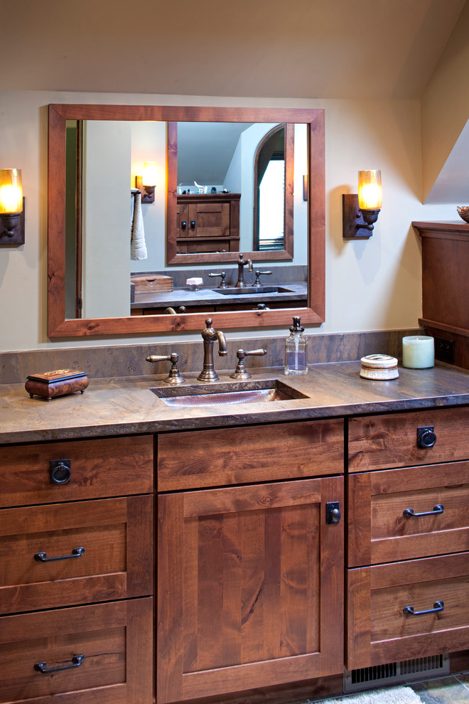 Ejemplo de cuarto de baño principal de estilo de casa de campo grande con armarios con paneles empotrados y puertas de armario de madera en tonos medios