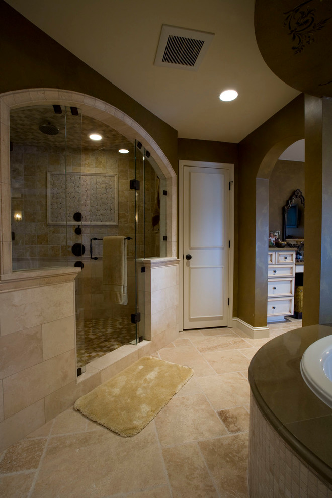 Idéer för stora vintage en-suite badrum, med beige kakel, bruna väggar, luckor med infälld panel, beige skåp, ett platsbyggt badkar, en dusch i en alkov, keramikplattor, klinkergolv i keramik, ett undermonterad handfat och granitbänkskiva