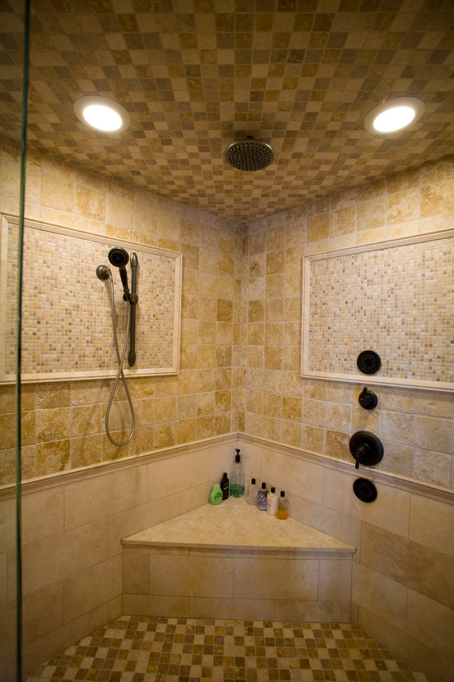 Стильный дизайн: большая главная ванная комната в классическом стиле с фасадами с утопленной филенкой, бежевыми фасадами, накладной ванной, душем в нише, бежевой плиткой, керамической плиткой, коричневыми стенами, полом из керамической плитки, врезной раковиной и столешницей из гранита - последний тренд