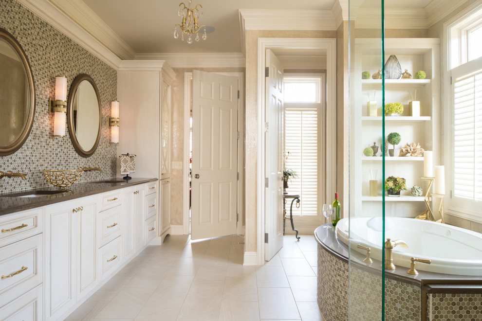 Diseño de cuarto de baño principal tradicional grande con armarios con paneles empotrados, puertas de armario blancas, bañera encastrada, ducha esquinera, paredes beige, suelo de baldosas de cerámica y lavabo bajoencimera
