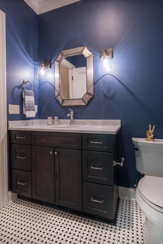 Idéer för att renovera ett litet vintage badrum, med luckor med infälld panel, skåp i mörkt trä, en toalettstol med hel cisternkåpa, blå kakel, blå väggar, klinkergolv i keramik, ett undermonterad handfat, granitbänkskiva och flerfärgat golv