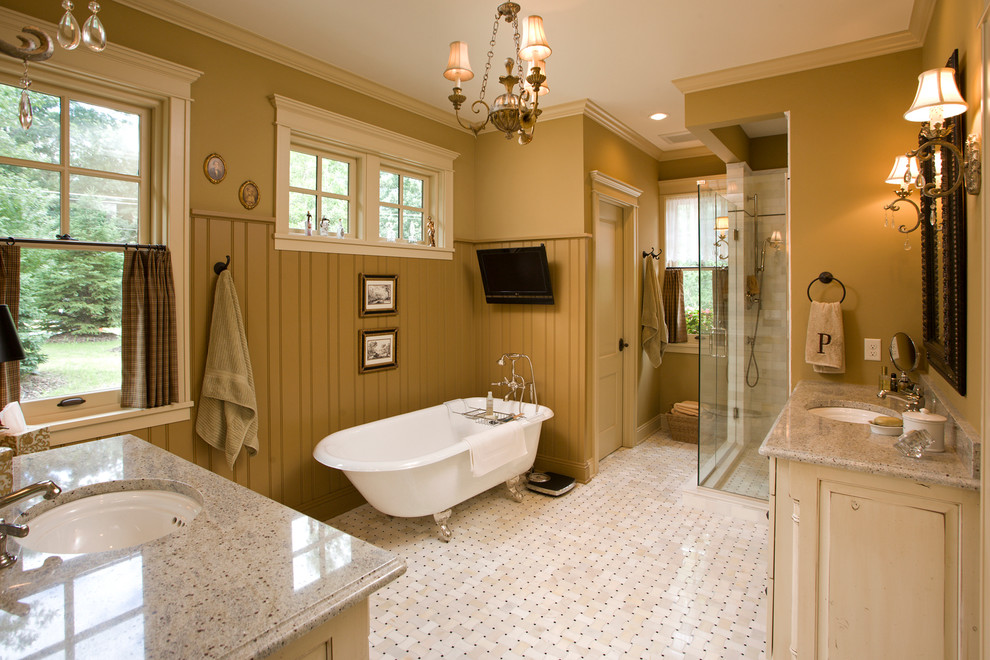 Inredning av ett klassiskt mellanstort en-suite badrum, med ett badkar med tassar, ett undermonterad handfat, luckor med upphöjd panel, skåp i slitet trä, en dusch i en alkov, en toalettstol med hel cisternkåpa, gröna väggar, klinkergolv i keramik och granitbänkskiva