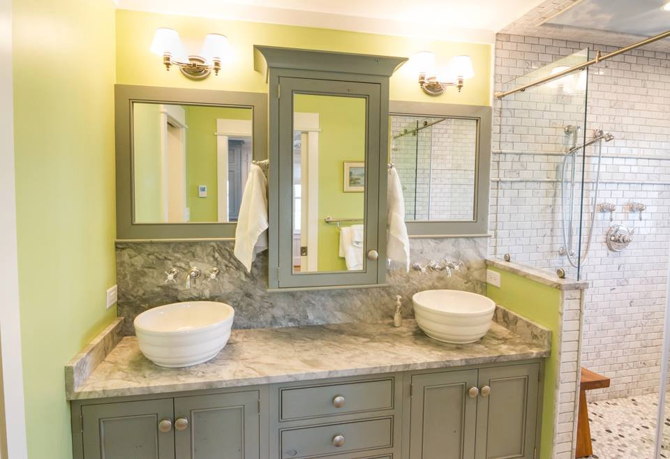 Inredning av ett maritimt mellanstort grå grått en-suite badrum, med skåp i shakerstil, grå skåp, ett badkar med tassar, våtrum, en toalettstol med separat cisternkåpa, vit kakel, keramikplattor, gröna väggar, klinkergolv i keramik, ett fristående handfat, bänkskiva i kalksten, beiget golv och dusch med skjutdörr