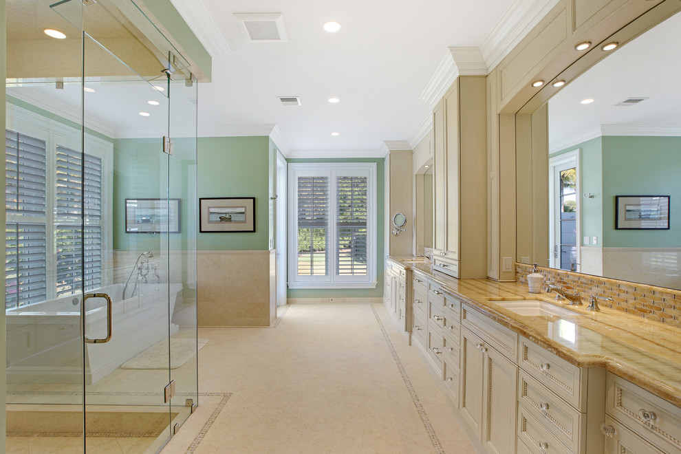 На фото: огромная ванная комната в морском стиле с угловым душем, разноцветной плиткой, керамической плиткой, полом из керамической плитки, душевой кабиной и накладной раковиной с