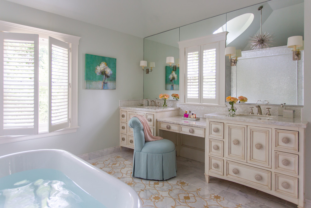 Cette image montre une salle de bain principale traditionnelle avec des portes de placard beiges, un lavabo encastré, un sol multicolore et un placard avec porte à panneau encastré.