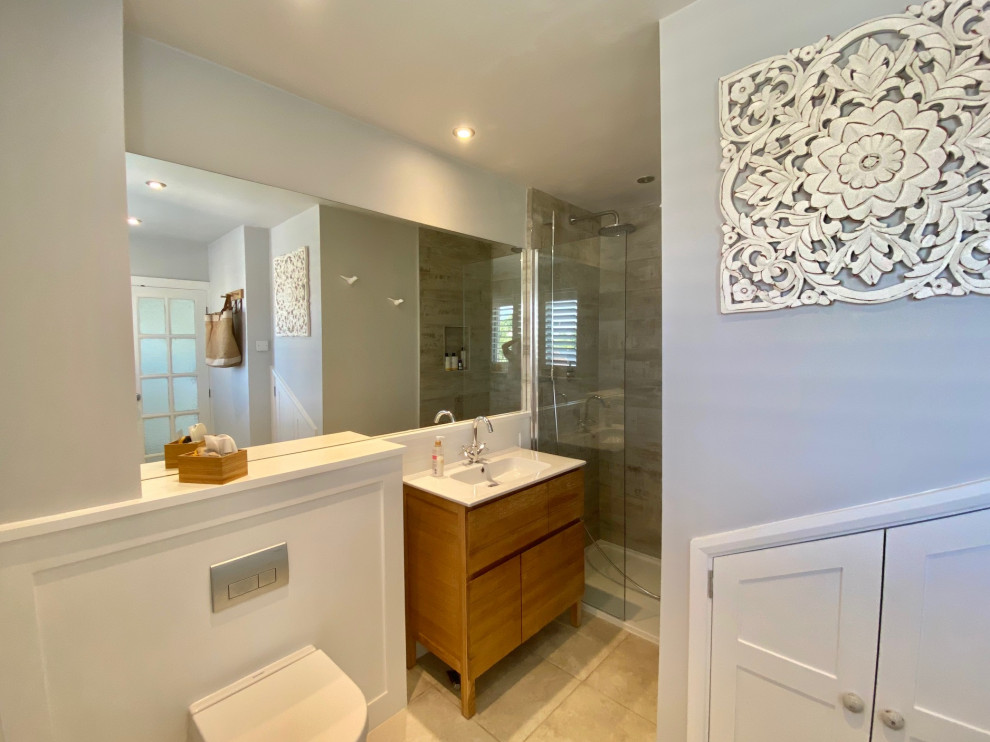 Kleines Maritimes Badezimmer En Suite mit hellbraunen Holzschränken und freistehendem Waschtisch in Oxfordshire