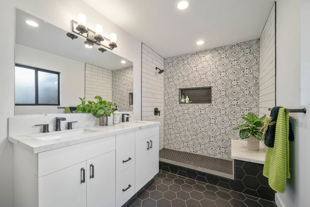 Kleines Landhaus Badezimmer mit flächenbündigen Schrankfronten, weißen Schränken, hellem Holzboden und braunem Boden in San Diego
