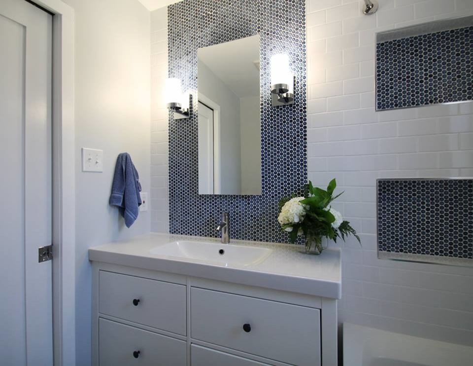 Пример оригинального дизайна: маленькая ванная комната в стиле модернизм с плоскими фасадами, белыми фасадами, ванной в нише, душем над ванной, унитазом-моноблоком, белой плиткой, керамогранитной плиткой, синими стенами, полом из керамогранита, монолитной раковиной и столешницей из искусственного кварца для на участке и в саду