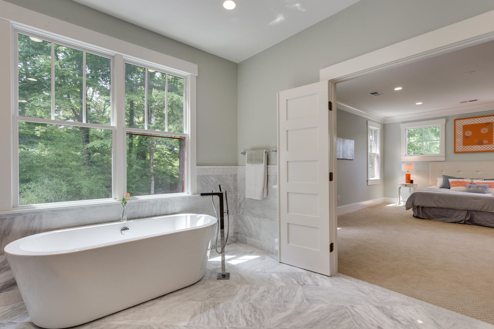 Exemple d'une grande salle de bain principale tendance avec une baignoire indépendante, une douche d'angle, un carrelage blanc, un mur vert, un sol en marbre, un carrelage de pierre, un placard en trompe-l'oeil, des portes de placard grises, un lavabo encastré et un plan de toilette en marbre.