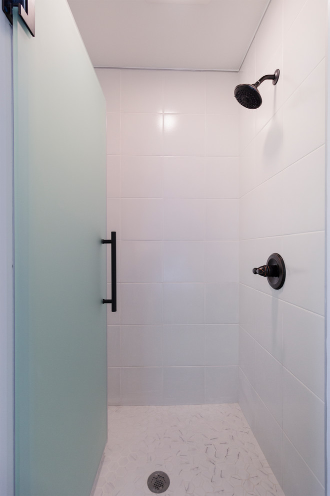 ポートランドにある高級な小さなモダンスタイルのおしゃれなバスルーム (浴槽なし) (アルコーブ型シャワー、白いタイル、磁器タイル、白い壁、大理石の床、白い床、開き戸のシャワー) の写真