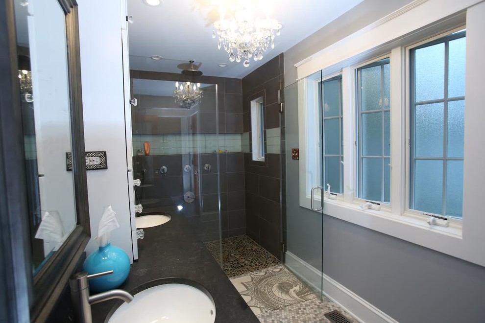 Idéer för mellanstora vintage badrum, med en dusch i en alkov, grå väggar, mosaikgolv, ett undermonterad handfat, granitbänkskiva, grått golv och dusch med gångjärnsdörr