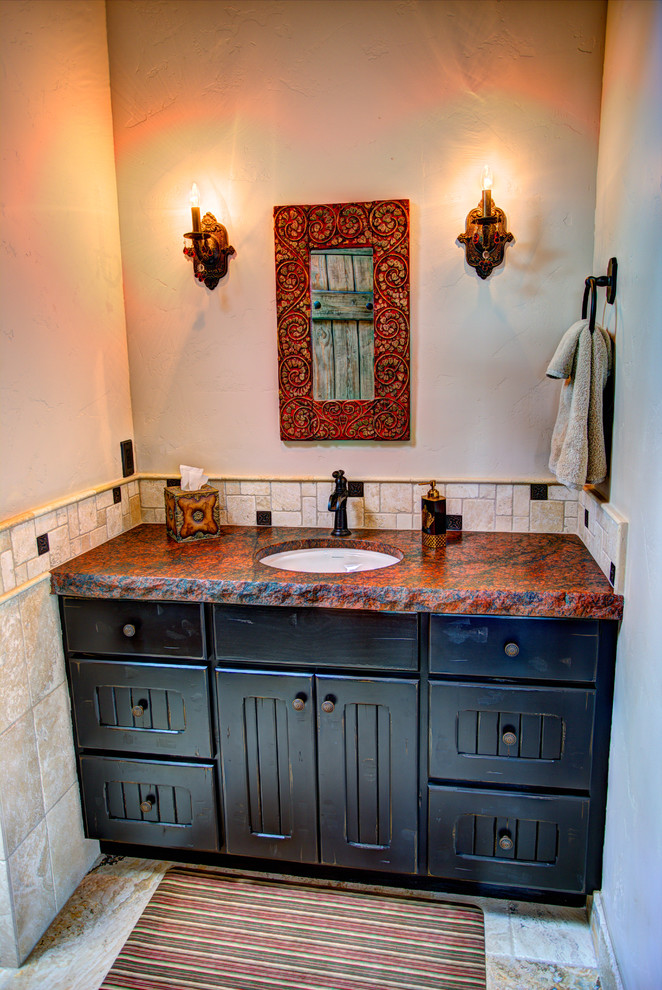 Idéer för ett mellanstort rustikt badrum med dusch, med ett undermonterad handfat, släta luckor, svarta skåp, granitbänkskiva, en dusch/badkar-kombination, beige kakel, stenkakel, beige väggar och marmorgolv