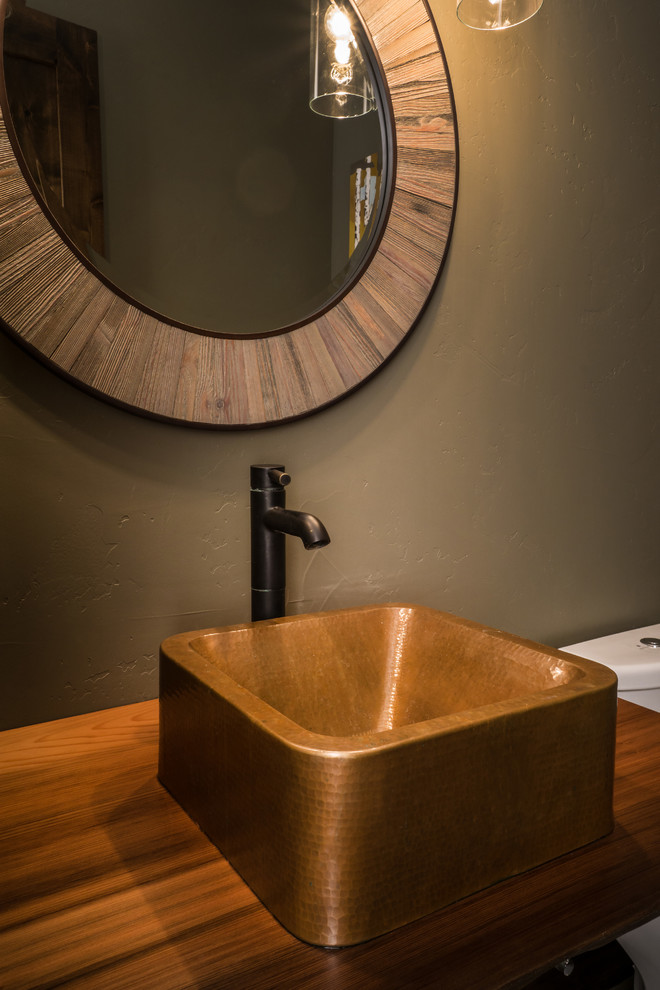 Foto di una piccola stanza da bagno con doccia etnica con lavabo a bacinella e top in legno