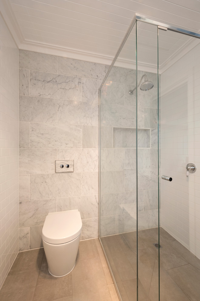 Exemple d'une salle de bain principale chic avec un placard à porte shaker, des portes de placard blanches, un carrelage blanc, un carrelage métro, un plan de toilette en marbre, un sol gris, une niche, meuble double vasque, meuble-lavabo suspendu et un plafond en bois.