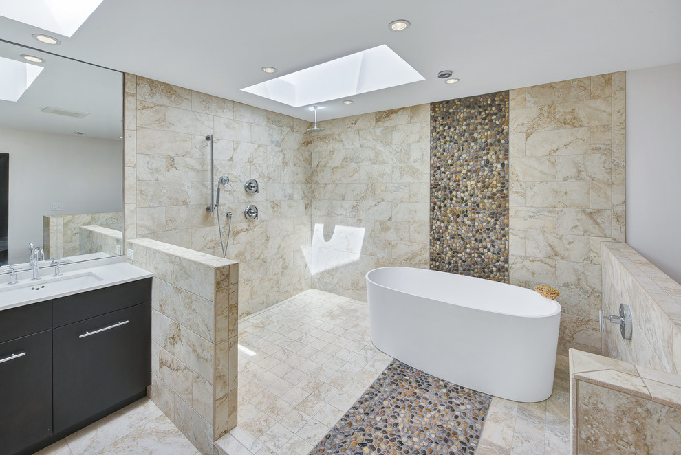 Exempel på ett modernt vit vitt en-suite badrum, med släta luckor, svarta skåp, ett fristående badkar, en öppen dusch, beige kakel, kakel i småsten, grå väggar, ett undermonterad handfat, beiget golv och med dusch som är öppen