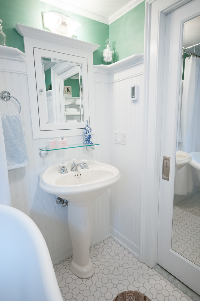 Bild på ett mellanstort vintage en-suite badrum, med vit kakel, keramikplattor, ett badkar med tassar, en dusch/badkar-kombination, en toalettstol med separat cisternkåpa, ett piedestal handfat, gröna väggar och klinkergolv i keramik