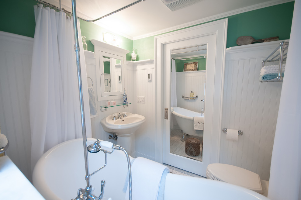 Idée de décoration pour une salle de bain principale tradition de taille moyenne avec un carrelage blanc, des carreaux de céramique, une baignoire sur pieds, un combiné douche/baignoire, WC séparés, un lavabo de ferme, un mur vert et un sol en carrelage de céramique.