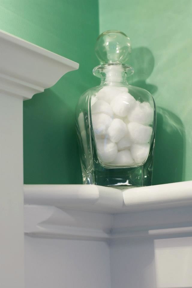 Идея дизайна: главная ванная комната среднего размера в классическом стиле с белой плиткой, керамической плиткой, ванной на ножках, душем над ванной, раздельным унитазом, раковиной с пьедесталом, зелеными стенами и полом из керамической плитки
