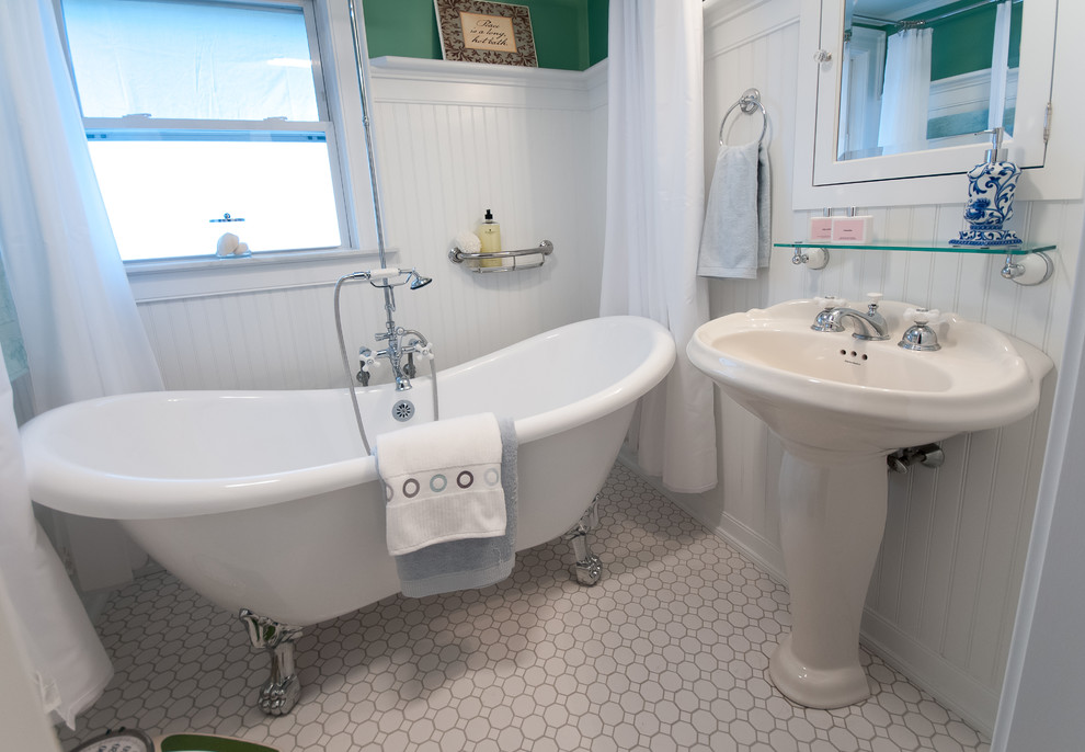 Exempel på ett mellanstort klassiskt en-suite badrum, med vit kakel, keramikplattor, ett badkar med tassar, en dusch/badkar-kombination, en toalettstol med separat cisternkåpa, ett piedestal handfat, gröna väggar och klinkergolv i keramik