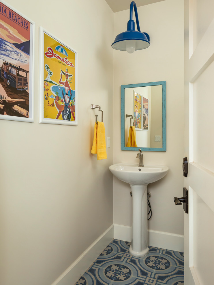 Amerikansk inredning av ett mellanstort blå blått badrum för barn, med möbel-liknande, svarta skåp, ett platsbyggt badkar, en dusch/badkar-kombination, en toalettstol med hel cisternkåpa, vit kakel, keramikplattor, vita väggar, cementgolv, ett fristående handfat, granitbänkskiva, svart golv och med dusch som är öppen