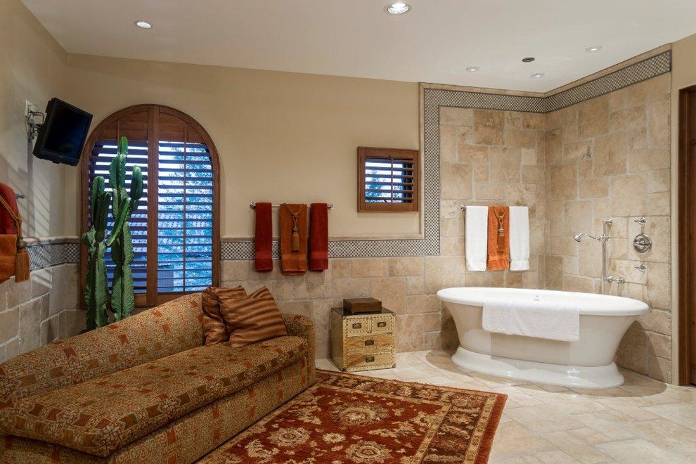 Foto de cuarto de baño tradicional con bañera exenta y piedra