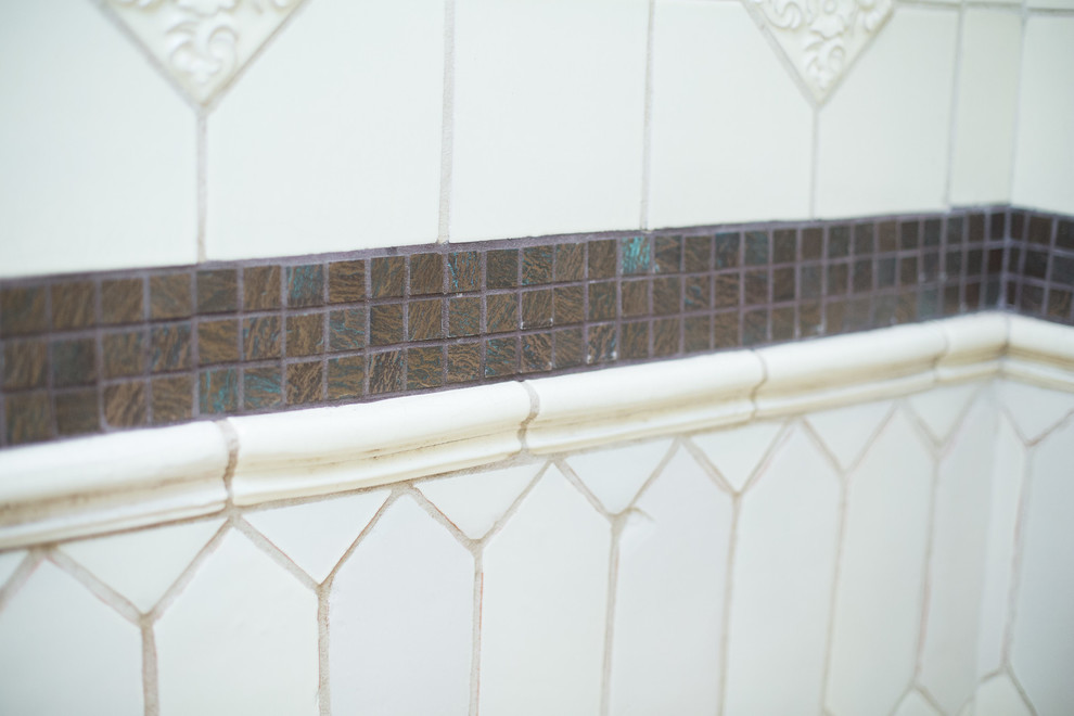 Идея дизайна: большая главная ванная комната в стиле фьюжн с фасадами с выступающей филенкой, серыми фасадами, накладной ванной, душем в нише, унитазом-моноблоком, белой плиткой, керамической плиткой, бежевыми стенами, полом из терракотовой плитки, накладной раковиной, столешницей из гранита, оранжевым полом и душем с распашными дверями